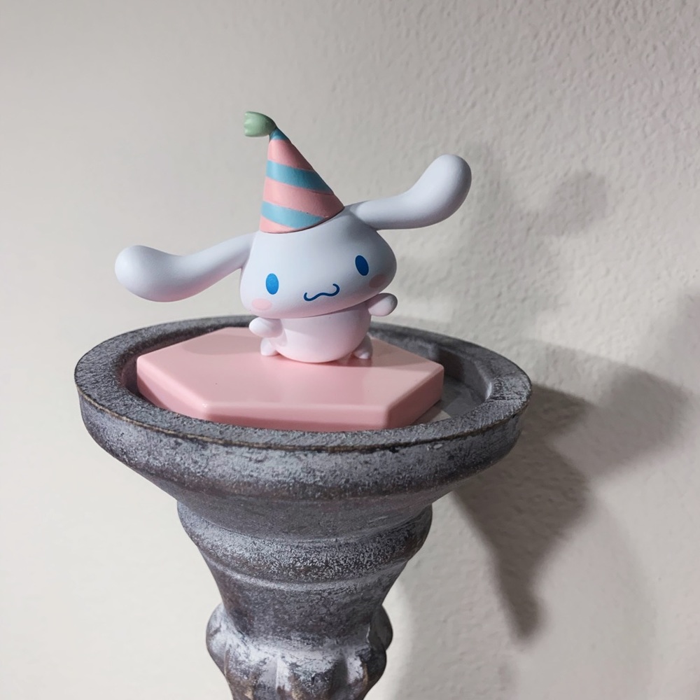 Super cute Cinamoroll figure.